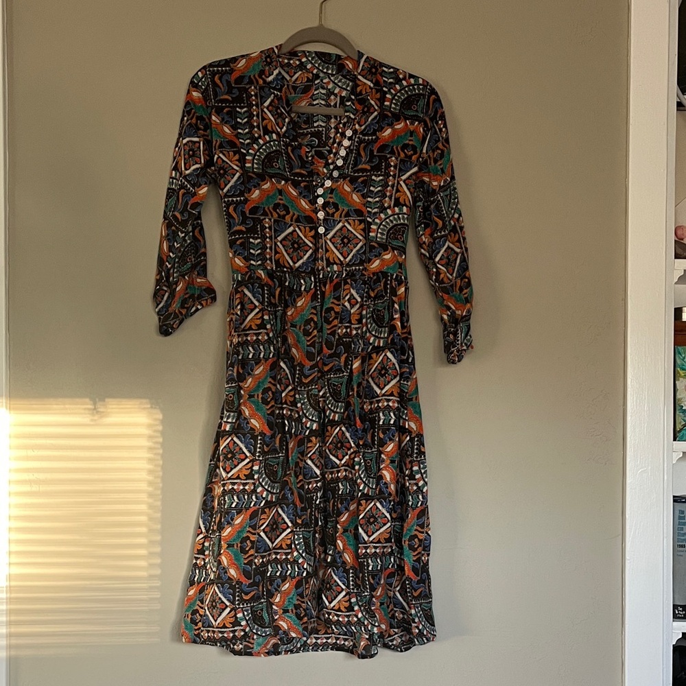 dress , buttons at chest, tie back, 3/4 sleeves, pleated waist 
fun pattern